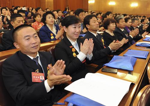 這是與會代表在鼓掌。新華社記者 謝環(huán)馳 攝