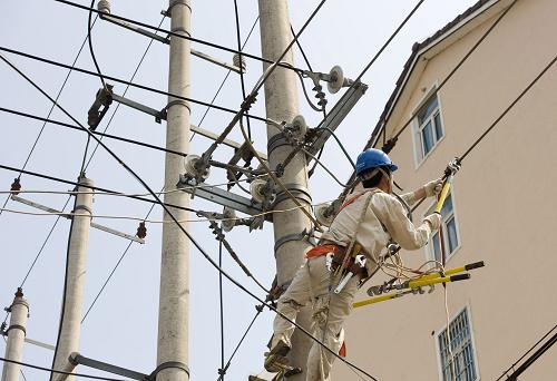 10月18日,電力工人在無錫市陽山安裝導(dǎo)線。國家電網(wǎng)無錫供電公司實(shí)施“服務(wù)美好城鄉(xiāng)建設(shè)責(zé)任工程”,大力推進(jìn)新一輪農(nóng)網(wǎng)改造升級工程,服務(wù)農(nóng)業(yè)現(xiàn)代化建設(shè),今年累計投入資金3.78億,改造中低壓線2689.43千米,對2824個配電臺區(qū)進(jìn)行升級,大幅提高農(nóng)村供電水平,強(qiáng)化農(nóng)村電網(wǎng)供電能力,滿足種植大戶、農(nóng)業(yè)龍頭企業(yè)、現(xiàn)代農(nóng)業(yè)集聚區(qū)的用電需求。新華社發(fā)(潘正光 攝)