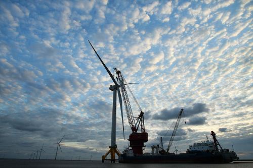 10月18日,大型海上風電葉片吊裝就位。當日,國電龍源江蘇如東30兆瓦海上(潮間帶)試驗風電場擴建工程現(xiàn)場成功吊裝了大型風電機葉片。該復合材料風電葉片長73.5米,風輪直徑151米。新華社發(fā)(許叢軍 攝)