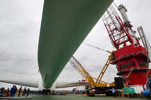 10月17日,海上風電施工人員進行吊裝風電葉片的準備工作。新華社發(fā)(許叢軍 攝)