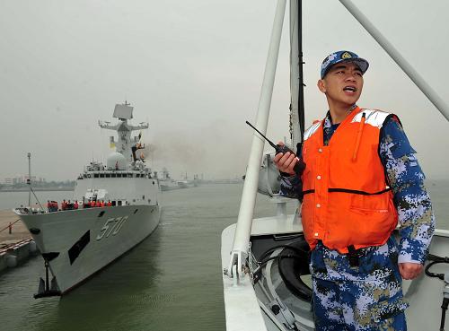 10月18日上午,南海艦隊遠航編隊駛離湛江某軍港前往預(yù)定演習(xí)海域。經(jīng)中央軍委批準(zhǔn),依照海軍年度軍事訓(xùn)練計劃,當(dāng)日海軍赴西太平洋海域舉行代號為“機動-5號”的遠海實兵對抗演習(xí)。此次演習(xí)將持續(xù)到11月初,三大艦隊參演兵力將分別前往西太平洋預(yù)定海域,編成紅方、藍方兩個戰(zhàn)斗編組,連續(xù)進行“背靠背”實兵對抗演練。新華社發(fā)(胡鍇冰 攝)