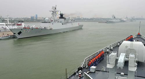10月18日上午,南海艦隊遠航編隊駛離湛江某軍港前往預(yù)定演習(xí)海域。新華社發(fā)(胡鍇冰 攝)