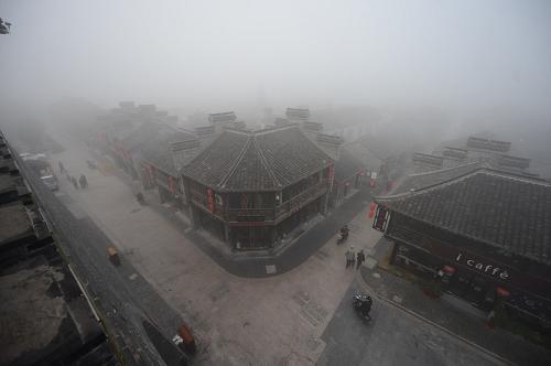 10月20日拍攝的被大霧籠罩的江蘇省揚(yáng)州市東關(guān)街。當(dāng)日,江蘇揚(yáng)州出現(xiàn)大霧天氣,整個(gè)市區(qū)被濃霧籠罩,部分地區(qū)能見(jiàn)度不到50米,給人們出行帶來(lái)不便。由于晝夜溫差較大,深秋與初冬季節(jié)為揚(yáng)州地區(qū)大霧多發(fā)期。新華社發(fā)(孟德龍 攝)