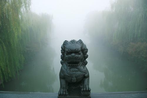10月20日,江蘇揚(yáng)州一處橋頭的石獅子籠罩在大霧中。新華社發(fā)(崔根元 攝)
