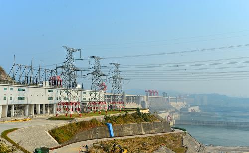 這是10月20日拍攝的三峽電站右岸外送輸電線路。今年是三峽電站機組陸續(xù)投產(chǎn)發(fā)電的第十年。三峽集團(tuán)10月19日透露,三峽電站累計發(fā)電量已突破7000億千瓦時。據(jù)測算,三峽電站現(xiàn)在的年發(fā)電量,相當(dāng)于減排二氧化碳7514萬噸、二氧化硫90萬噸。十年發(fā)電量相當(dāng)于減少使用約3億噸標(biāo)準(zhǔn)煤。新華社發(fā)(鄭家裕 攝)