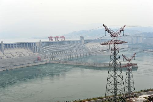 這是10月20日在湖北宜昌拍攝的三峽大壩及三峽電站外送輸電線路。新華社發(fā)