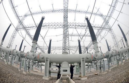 10月28日,冀北電力有限公司的工人在河北昌黎500千伏變電站安裝設(shè)備。為緩解河北省唐山和秦皇島地區(qū)供電緊張壓力,總投資7.3億元的冀北地區(qū)首座500千伏智能輸變電工程——昌黎500千伏變電站和線路架設(shè)正在加緊施工。據(jù)介紹,這座變電站建設(shè)以全站信息數(shù)字化、通信平臺(tái)網(wǎng)絡(luò)化、信息共享標(biāo)準(zhǔn)化為基本要求,可自動(dòng)完成信息采集、測(cè)量、控制、保護(hù)、計(jì)量和監(jiān)測(cè)等基本功能,并可根據(jù)需要支持電網(wǎng)適時(shí)自動(dòng)控制、智能調(diào)節(jié)、在線分析決策、協(xié)同互動(dòng)等高級(jí)功能。新華社記者 楊世堯 攝