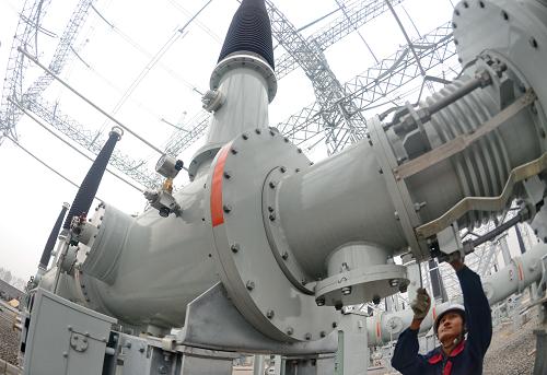 10月28日,冀北電力有限公司的工人在河北昌黎500千伏變電站安裝設(shè)備。新華社記者 楊世堯 攝