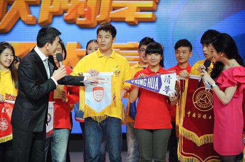 10月28日,參賽選手展示互相贈(zèng)送的校旗。當(dāng)日,由中央電視臺(tái)和臺(tái)灣中天電視臺(tái)共同舉辦的第十二屆海峽兩岸知識(shí)大賽在北京舉行媒體見(jiàn)面會(huì)。大賽于10月26日開(kāi)始,至11月2日結(jié)束。從海峽兩岸130多所學(xué)校中脫穎而出的40名晉級(jí)選手齊聚北京參賽。本屆大賽打破以往純“知識(shí)比賽”的常規(guī)模式,融入了音樂(lè)、游戲、情景劇等豐富多彩的比賽形式,增加了節(jié)目的趣味性和觀賞性。臺(tái)灣與大陸選手組隊(duì)參賽是節(jié)目的最大亮點(diǎn),也是大賽多年延續(xù)的傳統(tǒng)。新華社記者 李鑫 攝