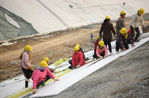 10月27日,中國(guó)水電十局施工人員在進(jìn)行保溫板鋪設(shè)作業(yè)。新華社記者 吳建路 攝