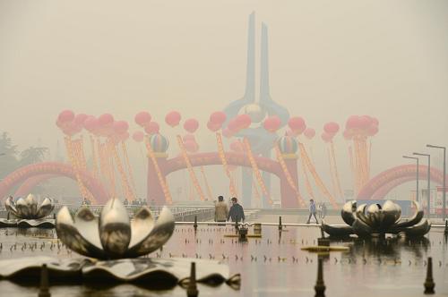 10月29日,霧霾籠罩下的濟南市泉城廣場上午10時PM2.5監(jiān)測數(shù)據(jù)為325微克/立方米。新華社記者 郭緒雷 攝