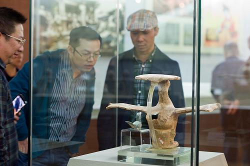 10月29日,觀眾在鑒賞展出的文物。當(dāng)日,長江三峽文物搶救保護(hù)成果展在重慶中國三峽博物館正式開展。本次展覽不僅精選了重慶、湖北兩地12家三峽庫區(qū)文物保護(hù)單位的458件套珍貴文物,還全面展示20年來長江三峽文物保護(hù)工作取得的成果。新華社記者 劉潺 攝