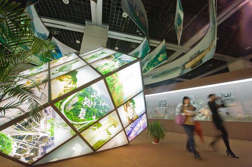 10月29日,參觀者從展出的三峽文物搶救保護(hù)現(xiàn)場的歷史圖片旁經(jīng)過。新華社記者 劉潺 攝