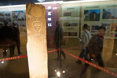 這是10月29日在長江三峽文物搶救保護(hù)成果展的展廳內(nèi)拍攝的太陽崇拜圖案——城背溪文化太陽人石刻(距今8000至6800年,出土自湖北省秭歸縣官莊坪遺址)。新華社記者 劉潺 攝