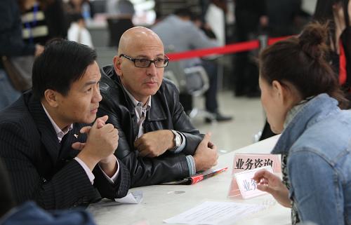 兩名企業(yè)代表在上海自貿(mào)區(qū)綜合服務(wù)大廳內(nèi)咨詢企業(yè)登記的相關(guān)程序(10月25日攝)。新華社記者 裴鑫 攝