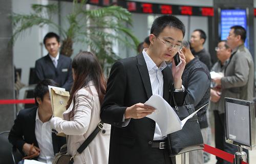 企業(yè)代表在上海自貿(mào)區(qū)綜合服務(wù)大廳內(nèi)辦理企業(yè)登記手續(xù)(10月25日攝)。新華社記者 裴鑫 攝