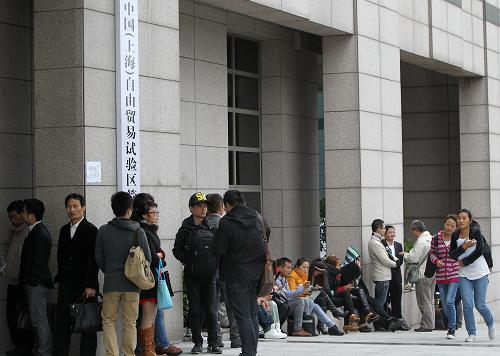 上海自貿(mào)區(qū)綜合服務(wù)大廳外等候辦理企業(yè)登記手續(xù)的企業(yè)代表排起長龍(10月25日攝)。新華社記者 裴鑫 攝
