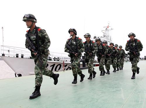 10月30日,海警戰(zhàn)士在上海自貿(mào)區(qū)外高橋海域進(jìn)行快速集結(jié)演練。當(dāng)日,上海公安邊防總隊(duì)海警支隊(duì)在上海自由貿(mào)易試驗(yàn)區(qū)外高橋海域?qū)嵤┖I贤话l(fā)事件處置演練。海警官兵實(shí)施了水面快速奔襲、擒敵格斗、蛙人搜救等技能訓(xùn)練,以應(yīng)對海上安全挑戰(zhàn),確保自貿(mào)區(qū)安全運(yùn)轉(zhuǎn)。新華社記者 陳飛 攝