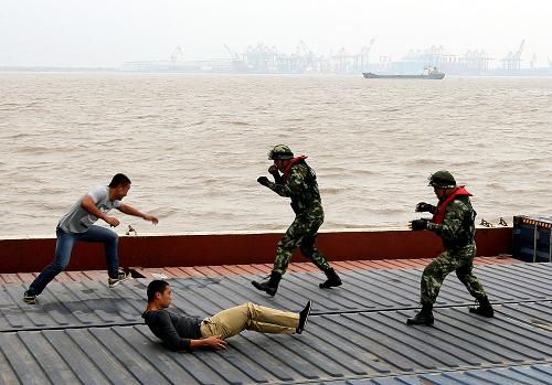 10月30日,海警戰(zhàn)士在上海自貿(mào)區(qū)外高橋海域準(zhǔn)備對“恐怖分子”進(jìn)行緝拿。新華社記者 陳飛 攝