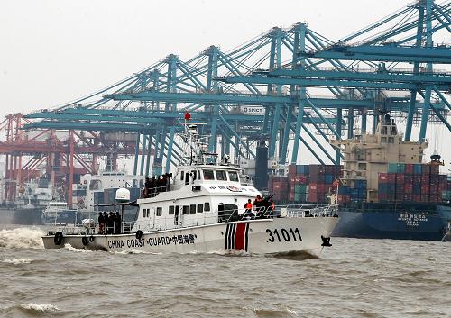 10月30日,海警巡邏艇在上海自貿(mào)區(qū)外高橋海域巡邏。新華社記者 陳飛 攝