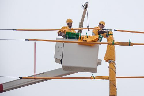 10月30日,帶電作業(yè)班在進(jìn)行帶電接電纜終端引線作業(yè)演示。當(dāng)日,國網(wǎng)溫嶺市供電公司第三類配網(wǎng)帶電作業(yè)工作順利通過浙江省公司配網(wǎng)帶電作業(yè)驗(yàn)收組驗(yàn)收。在驗(yàn)收現(xiàn)場(chǎng),驗(yàn)收組現(xiàn)場(chǎng)觀看了該公司帶電作業(yè)班10KV架空線路帶電撤、立桿,帶電接電纜終端引線等第三類帶電作業(yè)項(xiàng)目的操作演練,并認(rèn)為溫嶺市供電公司配網(wǎng)帶電作業(yè)管理制度健全、作業(yè)人員操作規(guī)范,符合驗(yàn)收標(biāo)準(zhǔn),具備開展配網(wǎng)第三類帶電作業(yè)的啟動(dòng)條件。新華社發(fā)(王新斌 攝)