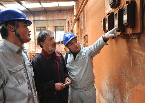 10月31日,河北廊坊大城縣電力志愿者到紅木家具生產(chǎn)企業(yè)檢查電力設施。從10月中旬以來,國網(wǎng)冀北廊坊供電公司全面開展“131”社區(qū)熟人志愿服務月活動,通過建立“社區(qū)熟人”志愿者隊伍,拉近與廣大用電群體的情感距離。“131”社區(qū)熟人志愿服務活動,是在廊坊供電公司內部組建1000名“社區(qū)熟人”志愿者隊伍的基礎上,評選產(chǎn)生300名“社區(qū)熟人”和100名“社區(qū)好人”,面向電力客戶有組織、有計劃地開展供電延伸服務活動,全力打造供電公司“社區(qū)好人”公益品牌,以此實現(xiàn)“你用電、我用心”的服務理念。新華社記者 李曉果 攝