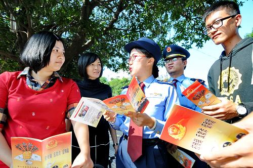10月31日,福州市倉山區(qū)工商局工作人員和福建師范大學(xué)公共管理學(xué)院學(xué)生向市民宣傳如何打擊傳銷和反欺詐。新華社記者 林善傳 攝