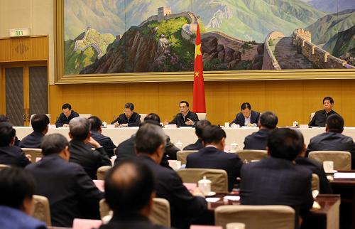 11月1日,地方政府職能轉(zhuǎn)變和機(jī)構(gòu)改革工作電視電話(huà)會(huì)議在北京召開(kāi)。中共中央政治局常委、國(guó)務(wù)院總理、中央編制委員會(huì)主任李克強(qiáng)發(fā)表講話(huà)。新華社記者 劉衛(wèi)兵 攝