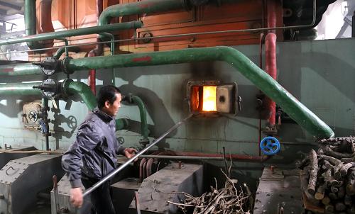 11月1日,天津市河西區(qū)紀(jì)莊子供熱站的工作人員點(diǎn)火烘爐。當(dāng)日,天津市2013至2014年度供暖工作正式啟動(dòng),各燃煤供熱站點(diǎn)火烘爐,各熱電聯(lián)產(chǎn)供熱站啟動(dòng)低溫運(yùn)行。據(jù)了解,在10月底前,各供熱部門(mén)已完成系統(tǒng)注水、打壓、設(shè)備調(diào)試、冷態(tài)運(yùn)行等工作,今日點(diǎn)火烘爐,進(jìn)行三至五天的低溫運(yùn)行,給供熱系統(tǒng)“熱身”,隨后根據(jù)天氣情況逐步升溫,確保實(shí)現(xiàn)安全、優(yōu)質(zhì)、達(dá)標(biāo)供熱。新華社發(fā)(王青巖 攝)
