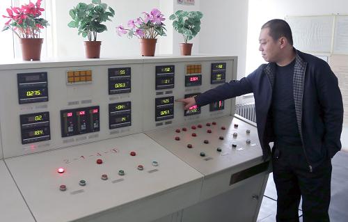 11月1日,天津市河西區(qū)紀(jì)莊子供熱站的工作人員檢查供熱設(shè)備運(yùn)行情況。新華社發(fā)(王青巖 攝)