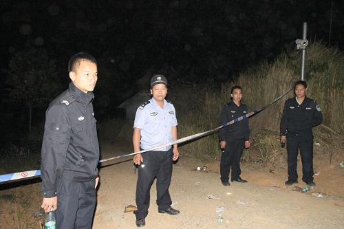 11月1日,警察在岑溪市三堡鎮(zhèn)車河村炮竹廠爆炸事故現(xiàn)場(chǎng)拉起警戒線。新華社發(fā)(馬震宇 攝)