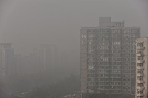 11月2日,北京宣武門附近的建筑籠罩在霧霾中。據(jù)北京市環(huán)境保護監(jiān)測中心實時發(fā)布數(shù)據(jù):11月2日清晨北京城六區(qū)“細顆粒物”污染指數(shù)為200-220,屬重度污染,城區(qū)12個環(huán)境評價點全部為“五級”重度污染,其中豐臺云崗、石景山古城、東城東四、海淀萬柳、豐臺花園5個環(huán)境評價點的空氣質(zhì)量指數(shù)均突破250。據(jù)預(yù)測當(dāng)日天氣將以多云間晴天為主,偏南風(fēng),對空氣擴散不利。這也是北京市一周之內(nèi)再度遭遇重霾。新華社記者 楊光 攝