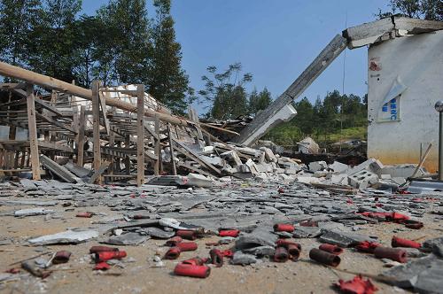 這是11月2日拍攝的廣西岑溪市三堡鎮(zhèn)車河村炮竹廠爆炸事故現(xiàn)場。11月1日16時許,廣西岑溪市三堡鎮(zhèn)車河村一個炮竹廠發(fā)生一起爆炸事故。截至2日凌晨,事故已造成11人死亡17人受傷。炮竹廠法人代表和廠長均已被公安機(jī)關(guān)控制。新華社記者 黃孝邦 攝