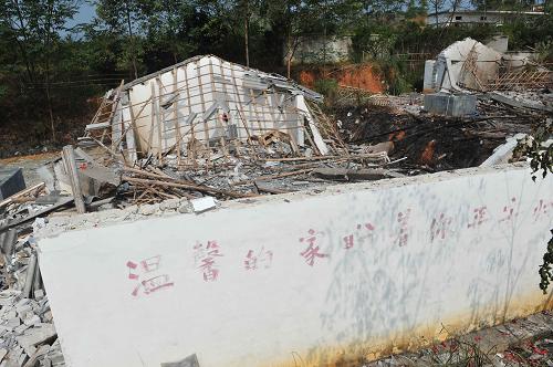 這是11月2日拍攝的廣西岑溪市三堡鎮(zhèn)車河村炮竹廠爆炸事故現(xiàn)場。新華社記者 黃孝邦 攝