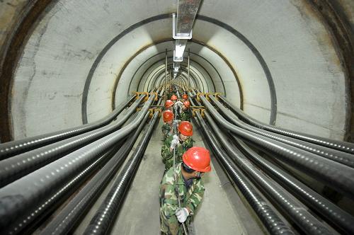 11月4日,在江蘇無錫220千伏蠡湖輸變電工程工地上,電力職工在敷設(shè)電纜。為確保無錫220千伏蠡湖輸變電工程在11月底前按時投入運行,國家電網(wǎng)無錫供電公司職工目前正加班加點抓緊施工。據(jù)了解,這項工程總投資2.8億元,作為無錫地區(qū)第58座220千伏變電站,建成后將大大緩解無錫的供電壓力,同時進一步完善無錫220千伏網(wǎng)架結(jié)構(gòu),對確保冬季供電安全、促進無錫市濱湖區(qū)經(jīng)濟發(fā)展具有重要意義。新華社發(fā)(潘正光 攝)