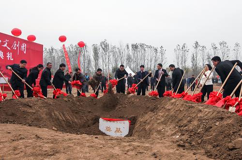 11月9日,京南文創(chuàng)園在固安舉行奠基儀式。京南文創(chuàng)園是由中國民族民間工藝美術(shù)家協(xié)會、河北固安縣人民政府和北京東涵置業(yè)有限公司傾力打造的文化創(chuàng)意產(chǎn)業(yè)項(xiàng)目,總投資30億,建筑面積70多萬平方米,是按照明清皇家園林規(guī)制和特色建設(shè)的仿古工藝美術(shù)文化商城。新華社記者 徐金泉 攝