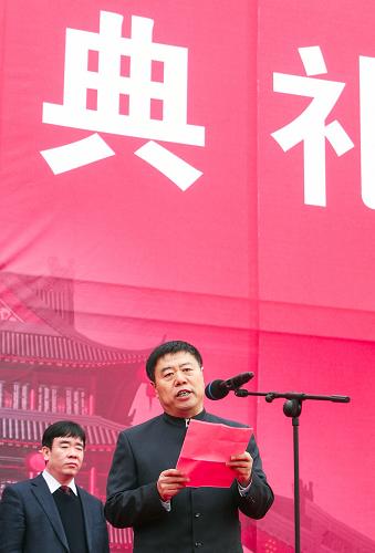 11月9日,中國民族民間工藝美術(shù)家協(xié)會秘書長包杰在京南文創(chuàng)園奠基儀式上講話。新華社記者 徐金泉 攝