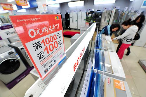 11月11日,消費(fèi)者在寧夏銀川一電器賣場(chǎng)“雙十一”促銷專區(qū)內(nèi)選購電器。一年一度的“雙十一”又至,各大電商在網(wǎng)上掀起促銷狂潮。在寧夏回族自治區(qū)銀川市,一些實(shí)體店商家也抓住“全民購物”的時(shí)機(jī),推出各種優(yōu)惠促銷措施,刺激消費(fèi)欲望,吸引消費(fèi)者選購商品。據(jù)銀川市一電器賣場(chǎng)的工作人員介紹,今年“雙十一”期間,該實(shí)體店內(nèi)的營業(yè)額較往常有200%左右的增長。新華社記者 彭昭之 攝