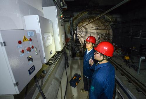11月11日,杭州蕭山區(qū)供電公司工作人員在巡查地鐵2號線潘水站的供電設(shè)施和線路。新華社記者 徐昱 攝