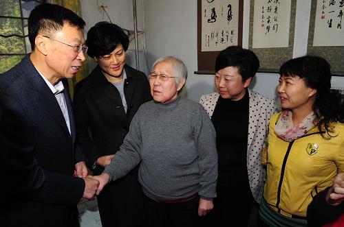 11月8日,在陜西西安紅專南路社區(qū),中央文明辦三局副局長張志勇(左一)、陜西省委宣傳部副部長龔曉燕(左二)在第四屆全國道德模范丁水彬(右一)家中慰問。新華社記者 丁海濤 攝