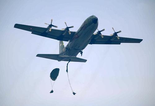 11月11日,在印度尼西亞萬隆,中國空降兵在聯(lián)合訓練中實施低空傘降。新華社記者 姜帆 攝