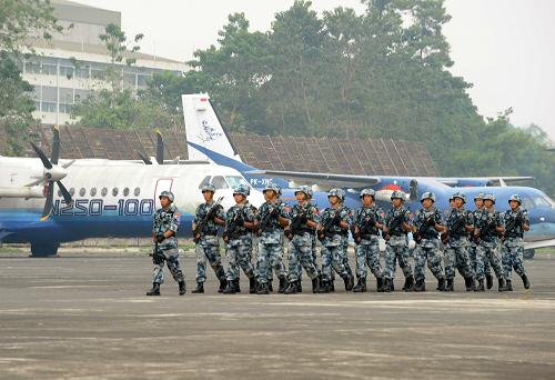 11月11日,在印度尼西亞萬隆,中國空降兵在聯(lián)合訓練后列隊步入檢閱場。新華社記者 姜帆 攝