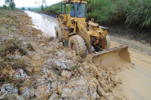 11月11日,在廣西上思縣在妙鎮(zhèn)馱從村,工人在清理公路。受今年第30號(hào)強(qiáng)臺(tái)風(fēng)“海燕”影響,廣西多地出現(xiàn)狂風(fēng)暴雨,部分地區(qū)市民生活受到嚴(yán)重影響,農(nóng)林牧漁業(yè)損失較重。各地干部群眾迅速開(kāi)展抗災(zāi)自救,爭(zhēng)取把因?yàn)?zāi)損失降到最低程度。新華社發(fā)(梁富盈 攝)