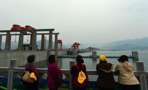 11月11日,游客在三峽大壩前欣賞高峽平湖美景。新華社發(fā)(鄭家裕 攝)