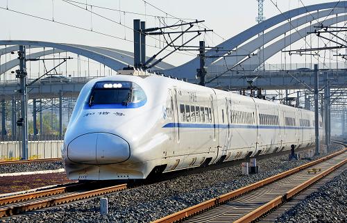 11月12日,由秦皇島發(fā)出的一列CRH2型試驗(yàn)動(dòng)車(chē)組駛?cè)胩旖蛘?。根?jù)津(天津)秦(秦皇島)高鐵運(yùn)行試驗(yàn)安排,目前該項(xiàng)目已完成運(yùn)行圖參數(shù)測(cè)試、應(yīng)急演練和故障模擬等試驗(yàn)內(nèi)容,自2013年11月12日起正式進(jìn)入“按圖行車(chē)”試驗(yàn)階段。試驗(yàn)動(dòng)車(chē)組列車(chē)按正常開(kāi)行動(dòng)車(chē)組列車(chē)標(biāo)準(zhǔn)落實(shí)作業(yè)流程和作業(yè)標(biāo)準(zhǔn),對(duì)列車(chē)保潔、餐飲供應(yīng)等進(jìn)行統(tǒng)一作業(yè)、統(tǒng)一考核,乘務(wù)人員按正式開(kāi)通標(biāo)準(zhǔn)做好各項(xiàng)工作。津秦高鐵于2008年11月8日開(kāi)工建設(shè),正線全長(zhǎng)257公里,設(shè)計(jì)時(shí)速350公里。津秦高鐵投入運(yùn)營(yíng)后,對(duì)縮短?hào)|北與關(guān)內(nèi)廣大地區(qū)和沿線城市之間的時(shí)空距離,增進(jìn)東北與關(guān)內(nèi)地區(qū)的經(jīng)濟(jì)、文化和信息交流,促進(jìn)沿線經(jīng)濟(jì)社會(huì)發(fā)展具有重要意義。新華社發(fā)(楊寶森 攝)