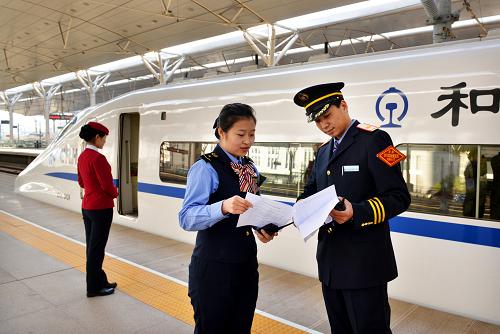 11月12日,車(chē)站服務(wù)人員與列車(chē)乘務(wù)人員在天津站進(jìn)行工作對(duì)接。新華社發(fā)(楊寶森 攝)