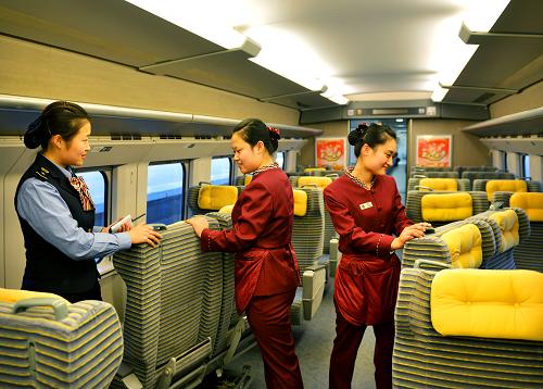 11月12日,乘務(wù)人員與保潔人員在列車(chē)上調(diào)整座席。新華社發(fā)(楊寶森 攝)