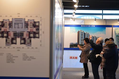 11月12日,市民在參觀北京市首批自住型商品房項目展。當日,2013年北京市首批自住型商品房項目規(guī)劃設計方案在市規(guī)劃展覽館展出。首批展出的7個項目分布在海淀、朝陽、昌平、豐臺四個區(qū),套型面積大多為90平方米以下,可提供自住型商品房16020套。7個項目中,朝陽區(qū)高井星牌建材廠地塊、百子灣14號地和豐臺區(qū)大紅門油氈廠地塊三個項目位于五環(huán)以內(nèi)。新華社記者 王全超 攝