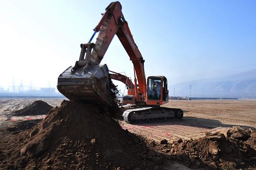 11月15日,由華能西寧熱電有限責(zé)任公司建設(shè)的西寧熱電廠項(xiàng)目2乘350兆瓦熱電聯(lián)產(chǎn)工程在西寧市西堡鎮(zhèn)堡子村熱電廠址旁舉行了開(kāi)工儀式。新華社發(fā)(李少鵬 攝)