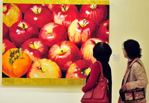 11月16日,參觀者在臺北市孫中山紀念館觀看臺灣畫家顧重光的作品《一個柿子十四個蘋果》。當日,2013第四屆廣東·翠亨海峽兩岸藝術家美術作品交流展在臺北市孫中山紀念館逸仙藝廊舉行。展覽展出兩岸16位藝術家的畫作,題材廣泛、內(nèi)容豐富,主辦方希望通過展覽強化兩岸文化藝術交流,推動當代美術創(chuàng)作的發(fā)展。畫展將持續(xù)至11月20日。新華社發(fā)(吳景騰 攝)